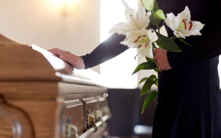 Closing Prayers For Funerals Samples: Sympathy Card Messages