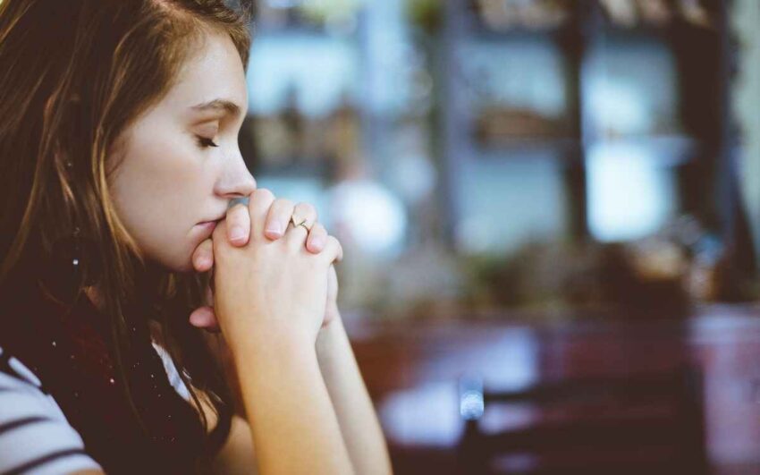 How To Pray For Someone You Love: 7 Tips