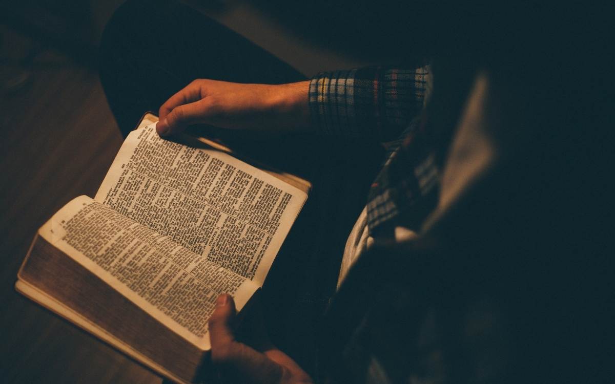 How To Start Reading Your Bible: 10 Best Tips