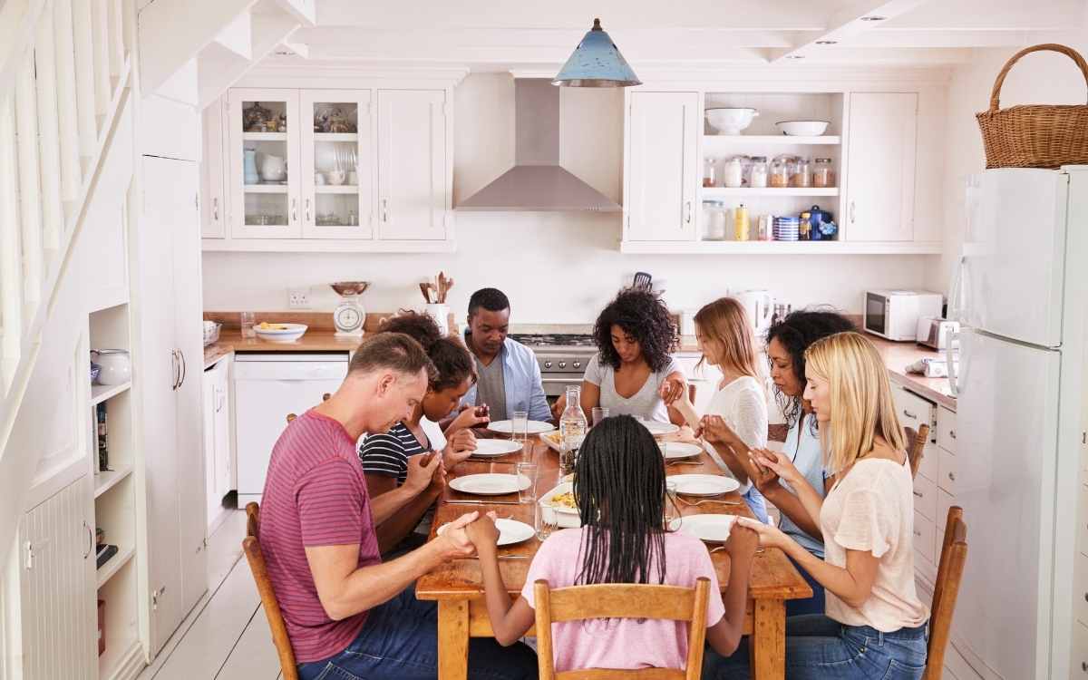 Prayer Before Meals For Kids: Tips And Examples